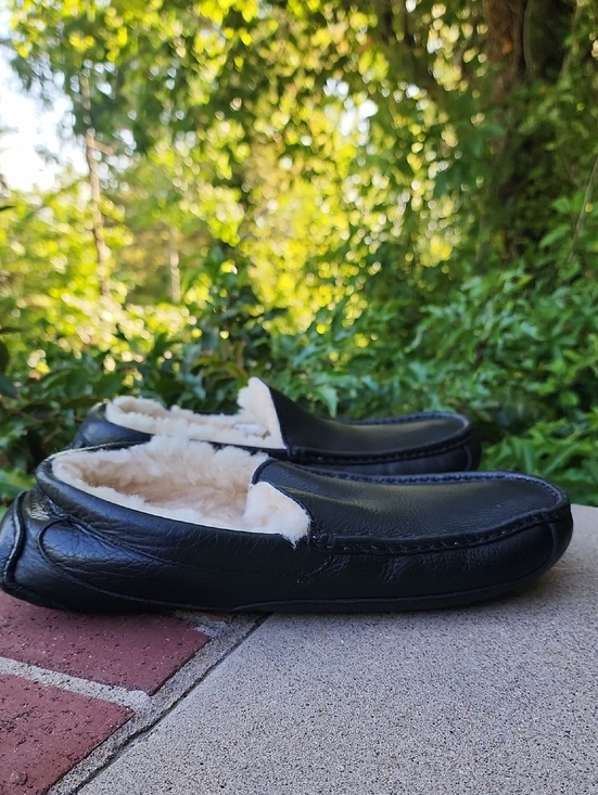 UGG Australia Men\'s Black Leather Shearling-Lined Slip-On Moccasin main image 4